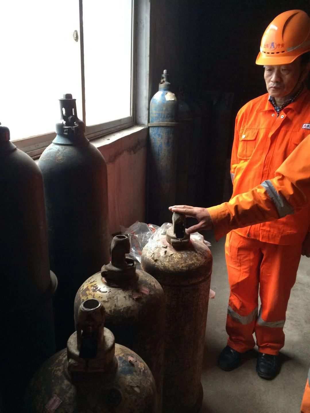 7,一號電爐里面乙炔氣瓶無防傾倒裝置,現(xiàn)場督促已整改